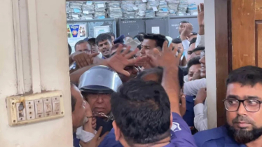 না’গঞ্জ আদালতের এজলাসের ভেতর সাবেক আইনমন্ত্রীকে মারধর (ভিডিও)
