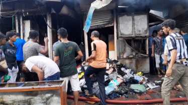 নারায়ণগঞ্জে হকার্স মার্কেটে আগুনে পুড়লো ৩০ দোকান