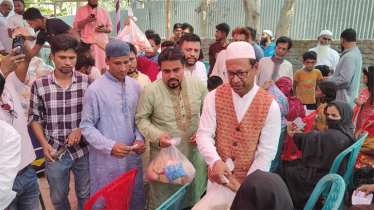 সোনারগাঁয়ে স্বেচ্ছাসেবক দলের ঈদ উপহার বিতরণ