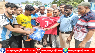 মুড়াপাড়া স্পোটিং ক্লাবের খেলোয়াড়দের মাঝে ক্রীড়া সরঞ্জামাদী বিতরণ