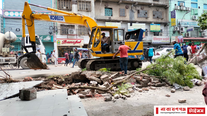 অবশেষে ভাঙ্গা হলো নারায়ণগঞ্জ ডাকবাংলো ও পুলিশ ফাঁড়ির দেয়াল