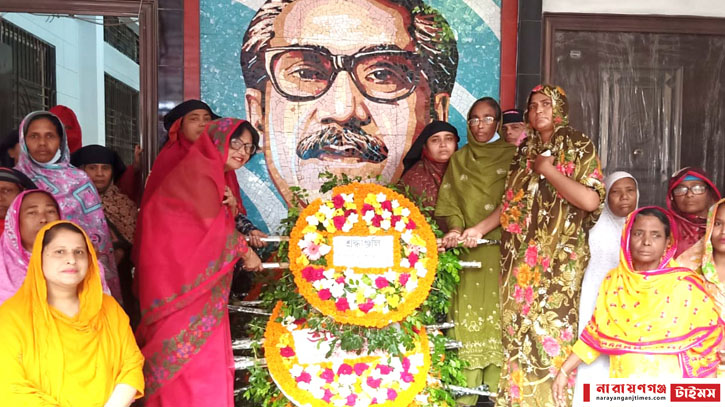 বঙ্গবন্ধুর প্রতিকৃতিতে জেলা মহিলা আওয়ামীলীগের শ্রদ্ধা বঙ্গবন্ধুর প্রতিকৃতিতে জেলা মহিলা আওয়ামীলীগের শ্রদ্ধা