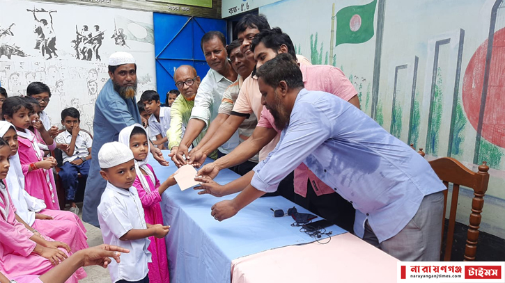 বন্যার্তদের সহযোগিতায় টিফিনের টাকা তুলে দিল শিক্ষার্থীরা