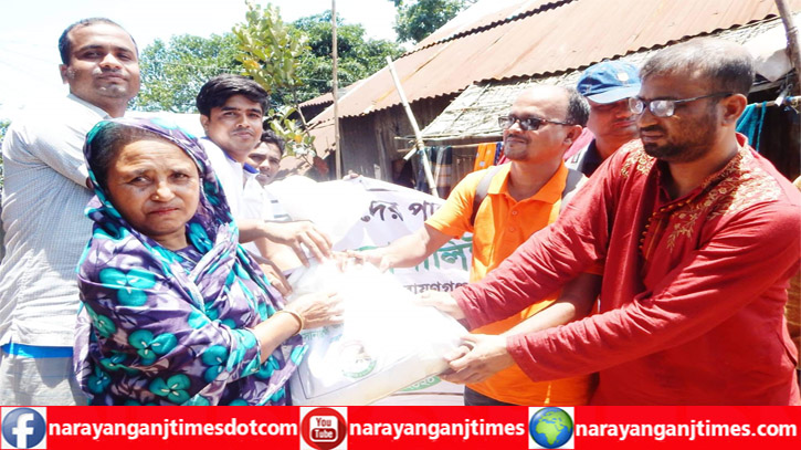 সোনারগাঁ জার্নালিষ্ট ক্লাবের উদ্যোগে বন্যার্তদের খাদ্য সামগ্রী বিতরণ সোনারগাঁ জার্নালিষ্ট ক্লাবের উদ্যোগে বন্যার্তদের খাদ্য সামগ্রী বিতরণ