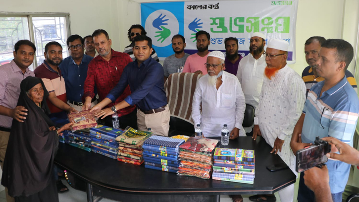 সুবিধাবঞ্চিতের শাড়ি লুঙ্গি দিল নারায়ণগঞ্জ জেলা শুভসংঘ সুবিধাবঞ্চিতের শাড়ি লুঙ্গি দিল নারায়ণগঞ্জ জেলা শুভসংঘ