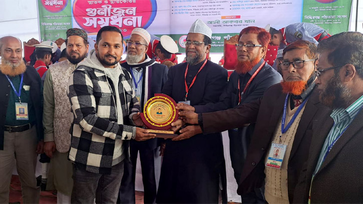 গুণীজন সম্বর্ধনা পেলেন প্রবাসী সাংবাদিক আরিফ গুণীজন সম্বর্ধনা পেলেন প্রবাসী সাংবাদিক আরিফ
