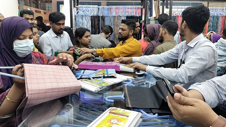 বাণিজ্য মেলায় লোকসানের ঝুঁকিতে ব্যবসায়ীরা বাণিজ্য মেলায় লোকসানের ঝুঁকিতে ব্যবসায়ীরা
