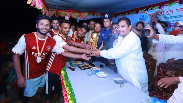 সোনারগাঁয়ে গোল্ডকাপ ফুটবল টুর্নামেন্টের ফাইনাল অনুষ্ঠিত সোনারগাঁয়ে গোল্ডকাপ ফুটবল টুর্নামেন্টের ফাইনাল অনুষ্ঠিত