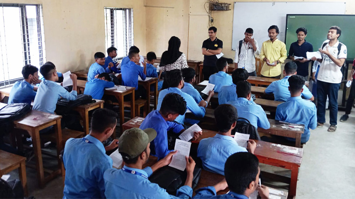 বাসভাড়া কমানোর দাবিতে শিক্ষা প্রতিষ্ঠানে গণসংযোগ 
