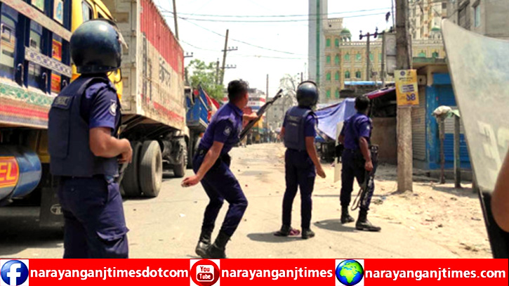 ফতুল্লায় বকেয়া বেতনের দাবিতে সড়ক অবরোধ, শ্রমিক-পুলিশ সংঘর্ষ