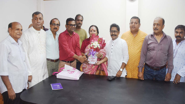 শহরের বলদেব জিউড় মন্দির পরিদর্শনে শ্রীমতি অপর্ণা রায় দাস শহরের বলদেব জিউড় মন্দির পরিদর্শনে শ্রীমতি অপর্ণা রায় দাস