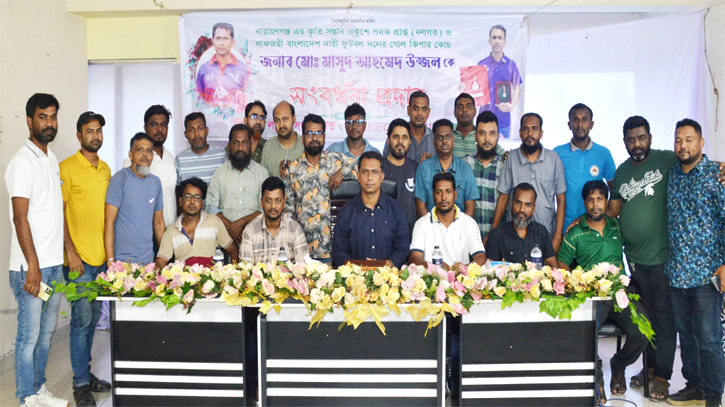 সংবর্ধিত হলেন সাফজয়ী নারী ফুটবল দলের গোলকিপার কোচ উজ্জল সংবর্ধিত হলেন সাফজয়ী নারী ফুটবল দলের গোলকিপার কোচ উজ্জল