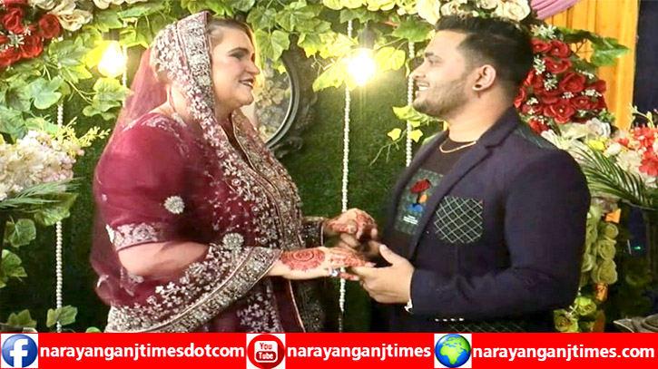 গভীর ভালোবাসা ও প্রেমের টানে আফ্রিকান তরুণী বন্দরে গভীর ভালোবাসা ও প্রেমের টানে আফ্রিকান তরুণী বন্দরে