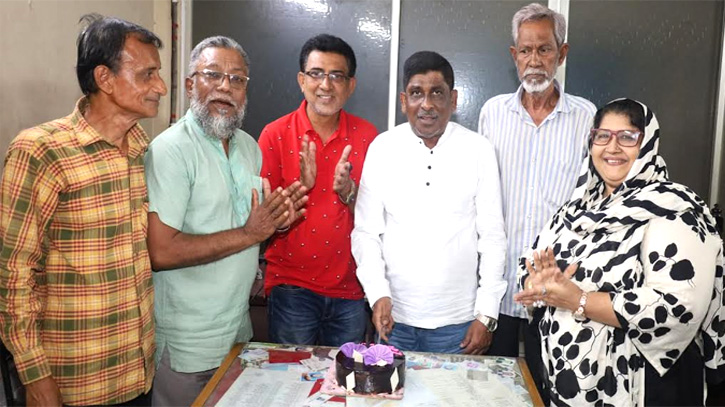 সিনিয়র সাংবাদিক বাদলের জন্মদিন পালিত সিনিয়র সাংবাদিক বাদলের জন্মদিন পালিত