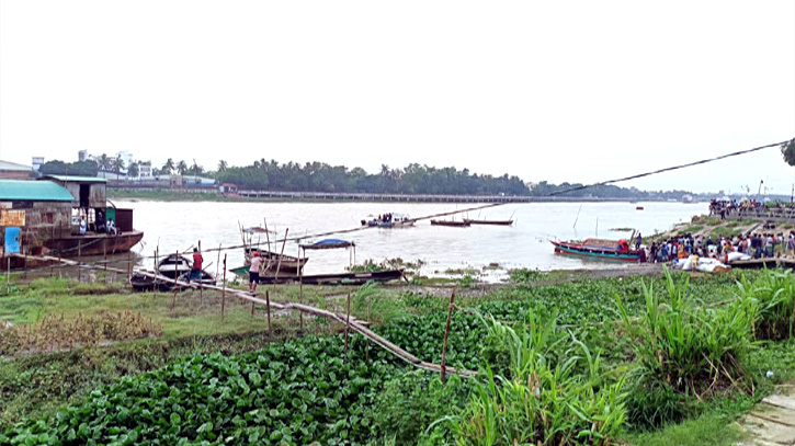 বন্দরের সন্ত্রাসী তৎপরতায় দুই খেয়াঘাটে নৌকা চলাচল বন্ধ, দুর্ভোগ বন্দরের সন্ত্রাসী তৎপরতায় দুই খেয়াঘাটে নৌকা চলাচল বন্ধ, দুর্ভোগ