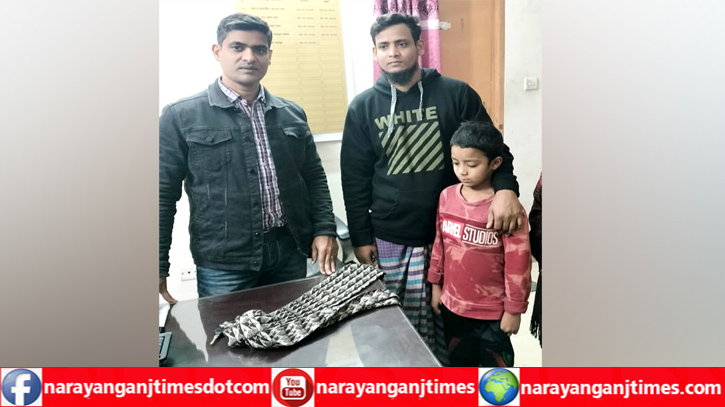 সৎ মায়ের নির্যাতনের শিকার শিশুকে পিতার কাছে হস্তান্তর করল পুলিশ সৎ মায়ের নির্যাতনের শিকার শিশুকে পিতার কাছে হস্তান্তর করল পুলিশ