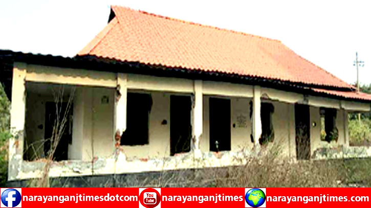 সোনারগাঁয়ে ‘ডিসি গার্ডেন রেষ্ট হাউস’ ভেঙে মালামাল লুট সোনারগাঁয়ে ‘ডিসি গার্ডেন রেষ্ট হাউস’ ভেঙে মালামাল লুট
