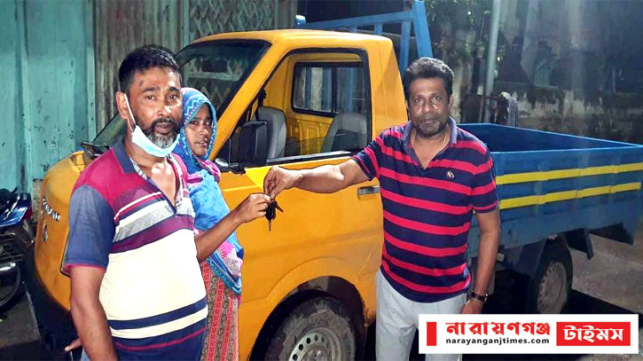 বাবলু দম্পতিকে সাবলম্বী করতে কাউন্সিলর বাবুর পিকআপ উপহার বাবলু দম্পতিকে সাবলম্বী করতে কাউন্সিলর বাবুর পিকআপ উপহার