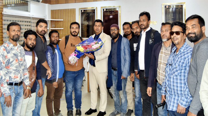 নবাগত ডিসি’কে সাংবাদিকের ফুলেল শুভেচ্ছা নবাগত ডিসি’কে সাংবাদিকের ফুলেল শুভেচ্ছা