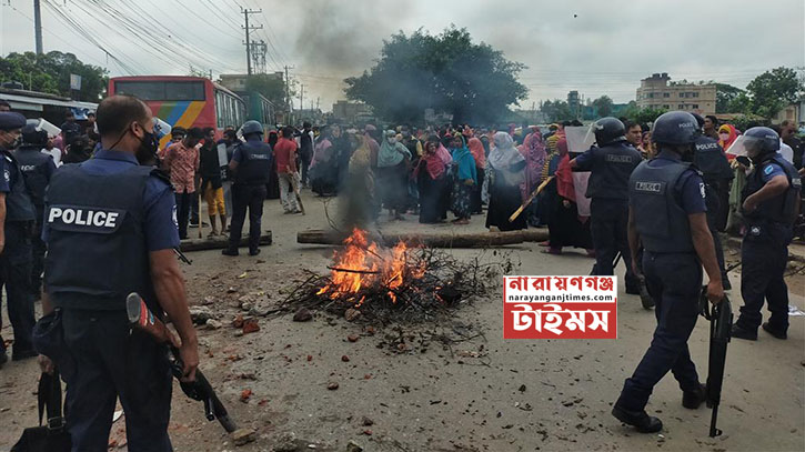 সিদ্ধিরগঞ্জে শ্রমিক-পুলিশ সংঘর্ষ, আহত ২০, সড়ক অবরোধ (ভিডিও)