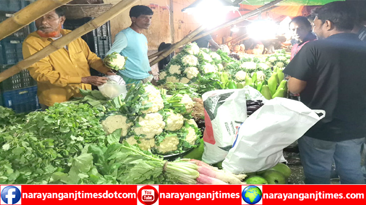 ভরা মৌসুমেও সবজির দাম চড়া, ক্রেতাদের অস্বস্তি ভরা মৌসুমেও সবজির দাম চড়া, ক্রেতাদের অস্বস্তি