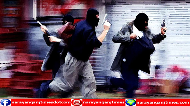 রূপগঞ্জে পুলিশ ফাঁড়ির সামনের সড়কে গণডাকাতি রূপগঞ্জে পুলিশ ফাঁড়ির সামনের সড়কে গণডাকাতি