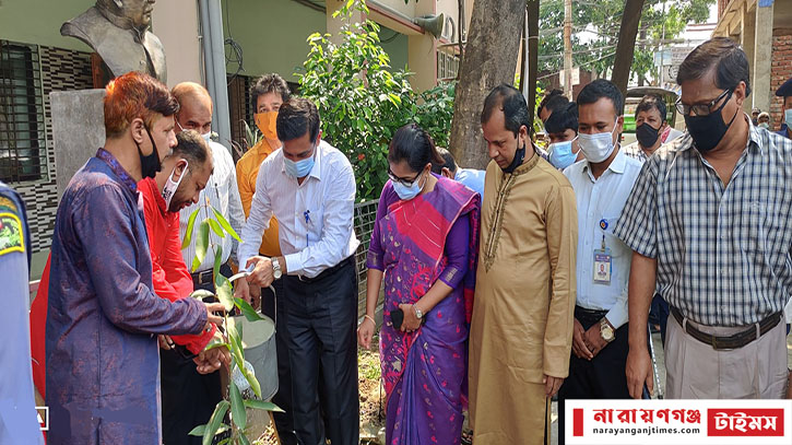 নারায়নগঞ্জ হাই স্কুলে বৃক্ষরোপন কর্মসুচির উদ্বোধন 