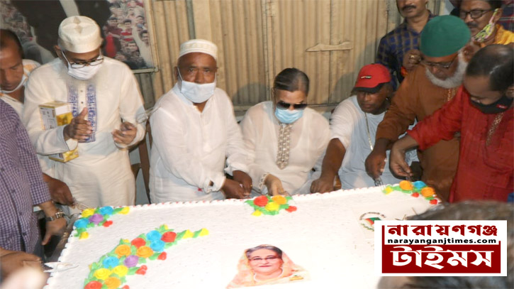 ফতুল্লায় ৭৫ পাউন্ডের কেক কেটে শেখ হাসিনার ৭৫ তম জন্মদিন পালন ফতুল্লায় ৭৫ পাউন্ডের কেক কেটে শেখ হাসিনার ৭৫ তম জন্মদিন পালন