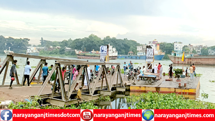 হাজীগঞ্জ-নবীগঞ্জ ঘাটে পল্টুন ভেঙ্গে ফেরী চলাচল বন্ধ, ভোগান্তি 