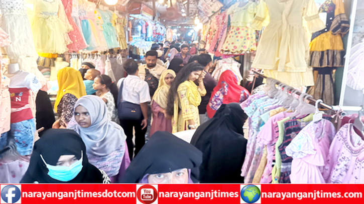 শহরের মার্কেট গুলোতে জমে উঠেছে ঈদ ও নববর্ষের কেনাকাটা শহরের মার্কেট গুলোতে জমে উঠেছে ঈদ ও নববর্ষের কেনাকাটা