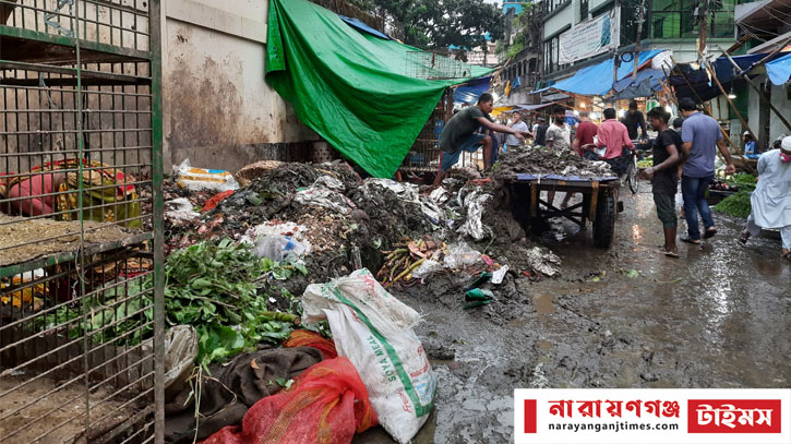 মীরজুমলা সড়কে নিত্যদিনের ময়লার ভাগাড়, ভোগান্তি চরমে মীরজুমলা সড়কে নিত্যদিনের ময়লার ভাগাড়, ভোগান্তি চরমে