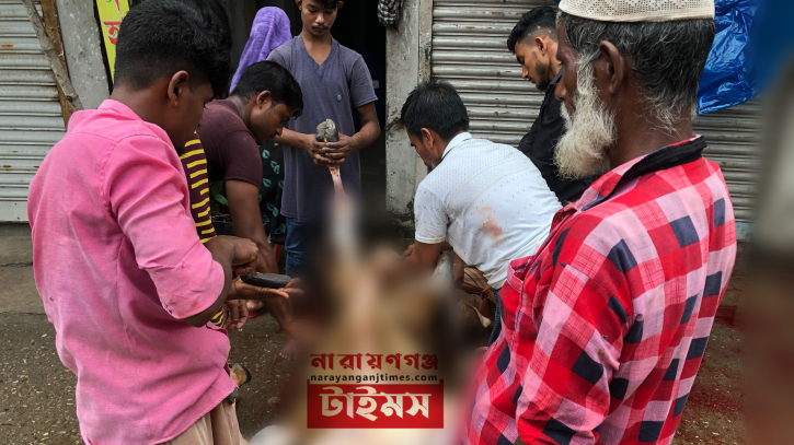 নামাজ শেষে কোরবানির পশু জবাইয়ে ব্যস্ত নারায়ণগঞ্জবাসী