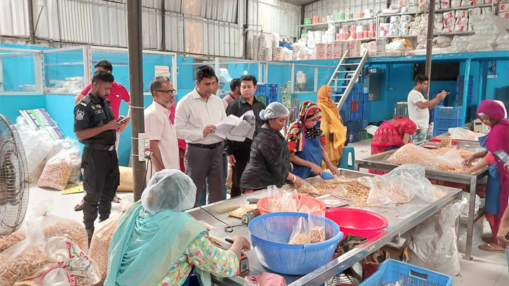 সোনারগাঁয়ে তালুকদার ফুডকে ৫০ হাজার টাকা জরিমানা সোনারগাঁয়ে তালুকদার ফুডকে ৫০ হাজার টাকা জরিমানা
