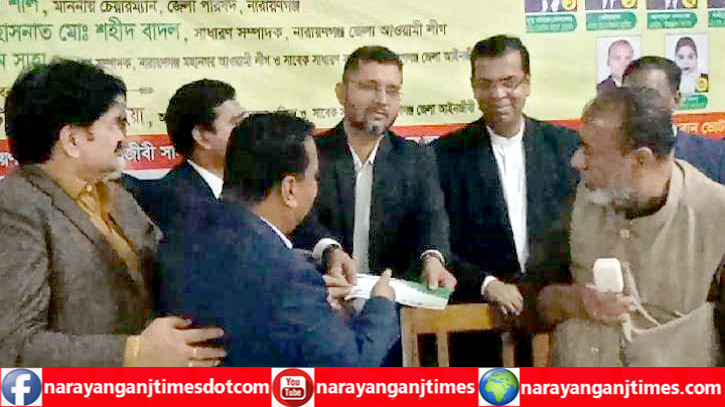 নারায়ণগঞ্জ বার ভবন নির্মাণে আরও ৩০লাখ টাকার চেক দিলেন সেলিম ওসমান