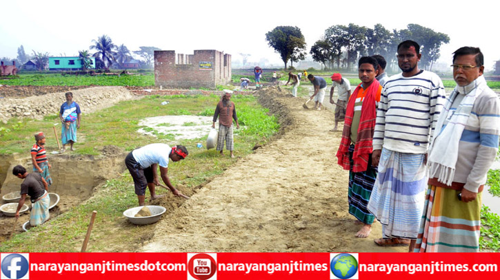 জালকুড়ি উওরপাড়া উন্নয়ন পরিষদের অর্থায়ানে চলছে রাস্তা নির্মান  