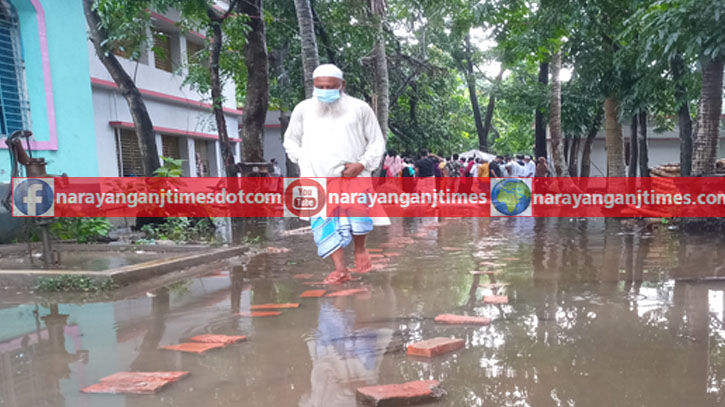 সোনারগাঁয়ে করোনার টিকা নিতে আসা মানুষের ভোগান্তি