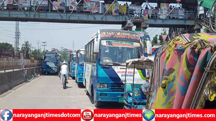 সোনারগাঁয়ে যত্রতত্র গাড়ি পার্কিং : বাড়ছে যানজট, দুর্ভোগ