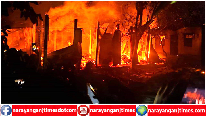 সোনারগাঁয়ে দুই ভাই হত্যাকান্ডে অভিযুক্তদের বাড়ি ঘরে আগুন সোনারগাঁয়ে দুই ভাই হত্যাকান্ডে অভিযুক্তদের বাড়ি ঘরে আগুন