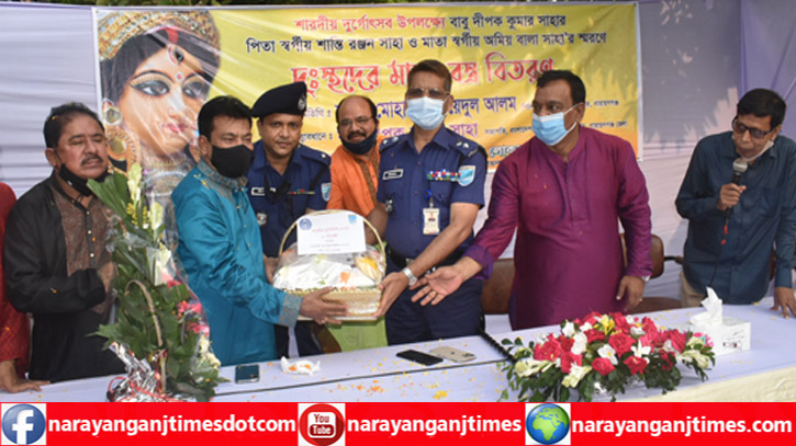 বন্দরে পূজা মন্ডপ পরিদর্শনে এসপি, ঝুড়ি ভর্তি ফল উপহার বন্দরে পূজা মন্ডপ পরিদর্শনে এসপি, ঝুড়ি ভর্তি ফল উপহার