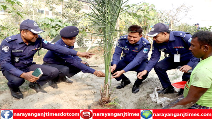 সিদ্ধিরগঞ্জ থানায় পুলিশের বৃক্ষ রোপণ কর্মসূচি পালন 