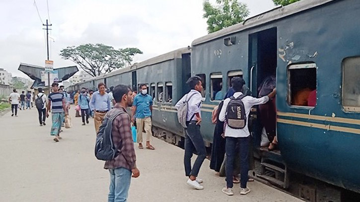 নারায়ণগঞ্জ-ঢাকা রুটে যাত্রীর চাপ থাকলেও সীমিত পরিসরে চলছে ট্রেন, ভোগান্তি চরমে