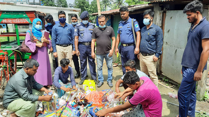 ফতুল্লায় কাপড়ের রং দিয়ে আইসক্রীম তৈরী, জরিমানা ৫০ হাজার টাকা ফতুল্লায় কাপড়ের রং দিয়ে আইসক্রীম তৈরী, জরিমানা ৫০ হাজার টাকা