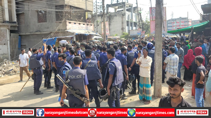 ফতুল্লায় বকেয়া বেতনের দাবিতে শ্রমিক বিক্ষোভ, সড়ক অবরোধ ফতুল্লায় বকেয়া বেতনের দাবিতে শ্রমিক বিক্ষোভ, সড়ক অবরোধ