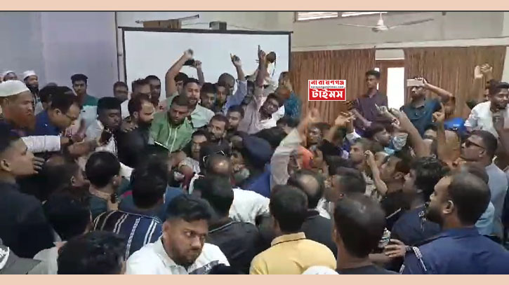 কাঞ্চন পৌর নির্বাচনে প্রতীক বরাদ্দের সময় দুই মেয়র প্রার্থীর সমর্থকদের মধ্যে হাতাহাতি, ভাংচুর কাঞ্চন পৌর নির্বাচনে প্রতীক বরাদ্দের সময় দুই মেয়র প্রার্থীর সমর্থকদের মধ্যে হাতাহাতি, ভাংচুর