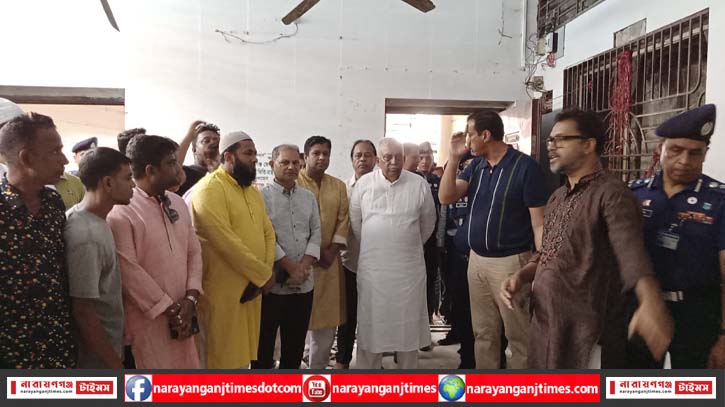 আওয়ামীলীগ অফিসে স্বরাষ্ট্রমন্ত্রী, উপস্থিত ছিলেন না শীর্ষ নেতারা!