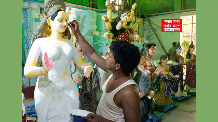 নারায়ণগঞ্জে প্রস্তুত ২২৪ পূজা মন্ডপ, চলছে শেষ সময়ে তুলির আচঁড়