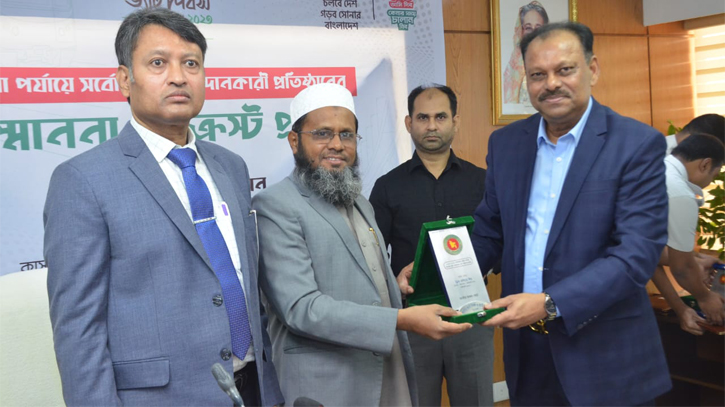 সর্বোচ্চ ভ্যাট প্রদানকারী প্রবীর কুমার সাহাকে সম্মাননা ও ক্রেষ্ট প্রদান সর্বোচ্চ ভ্যাট প্রদানকারী প্রবীর কুমার সাহাকে সম্মাননা ও ক্রেষ্ট প্রদান