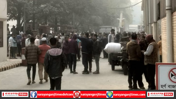 বকেয়া বেতনের দাবিতে বন্দরে পারটেক্স বোর্ডের শ্রমিকদের অবস্থান কর্মসূচি বকেয়া বেতনের দাবিতে বন্দরে পারটেক্স বোর্ডের শ্রমিকদের অবস্থান কর্মসূচি