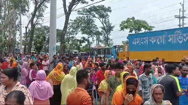  বন্দরে বকেয়া বেতনের দাবিতে মহাসড়ক অবরোধ, যানজট, ভোগান্তি