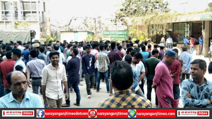 বকেয়া বেতনের দাবিতে ক্রোনী অ্যাপারেলসের শ্রমিকদের ফের বিক্ষোভ বকেয়া বেতনের দাবিতে ক্রোনী অ্যাপারেলসের শ্রমিকদের ফের বিক্ষোভ